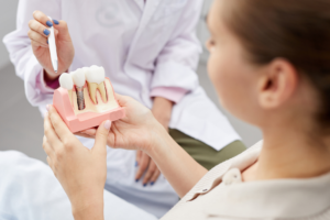 Como é o implante dentário